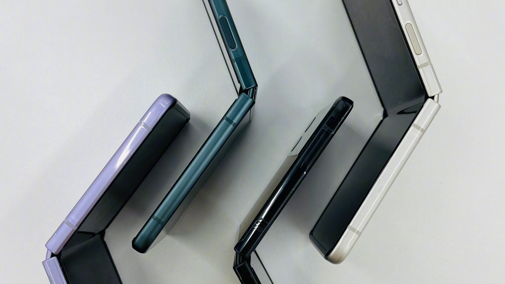 Samsung Galaxy Z Flip 4: Cum arată și ce specificații are